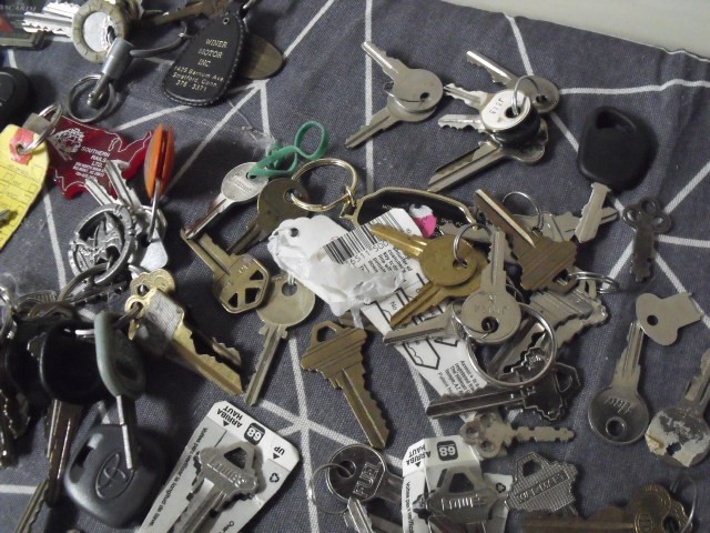 LARGE RANDOM KEYS LOT COLLECTION AUTO DEALERS, MULTIPLE KINDS