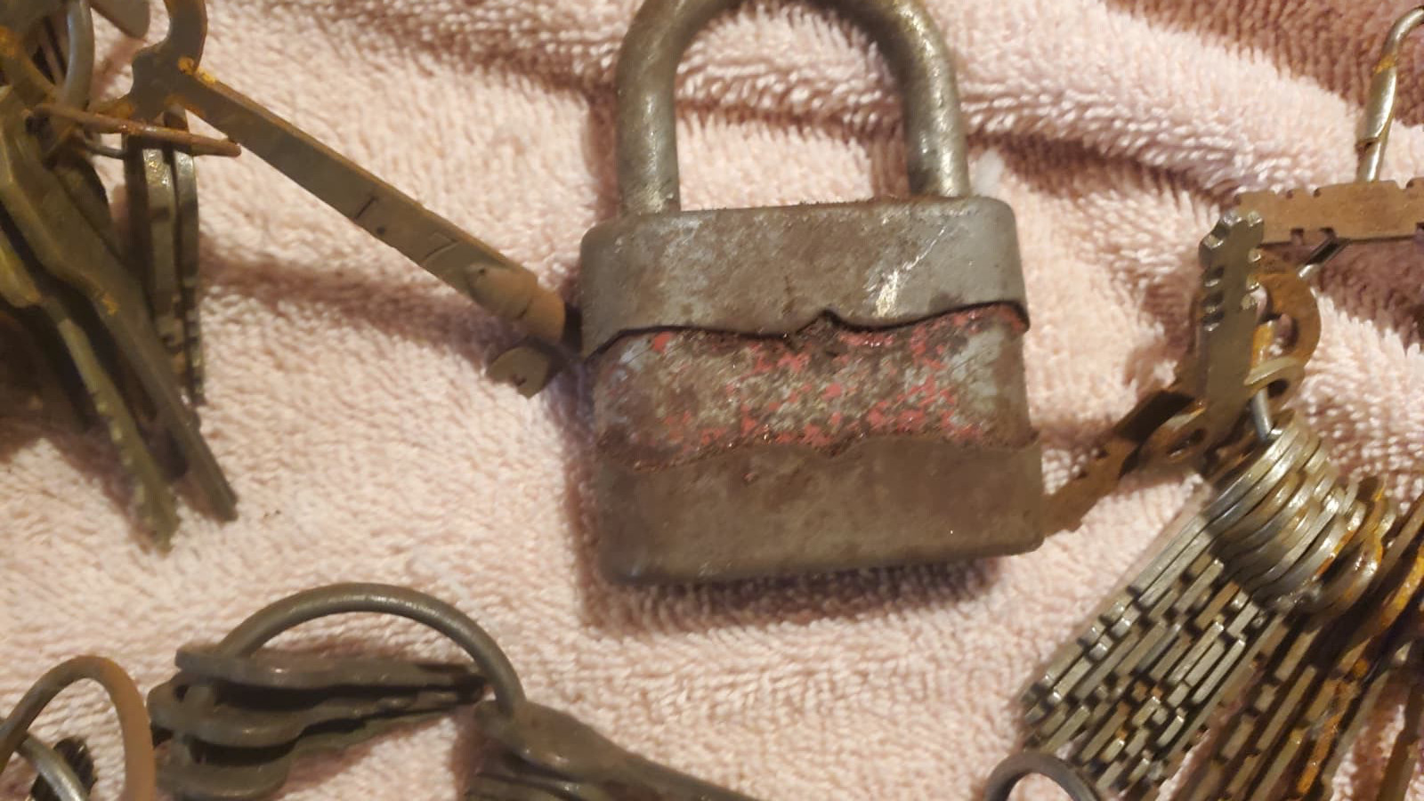8lb Lot , 470 Antique Skeleton, Cabinet Lock, Jeweler Antique Keys and locks