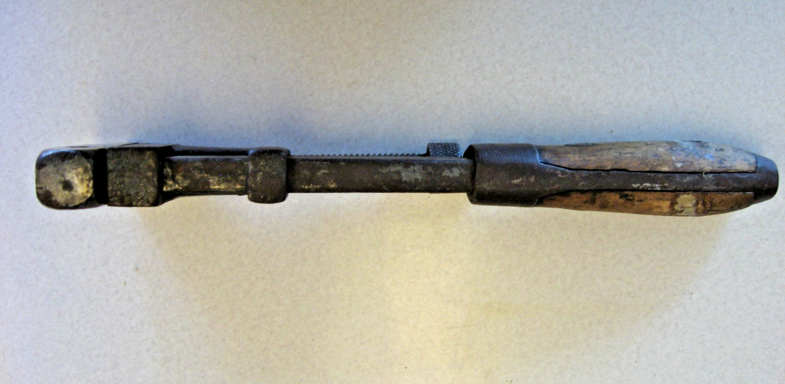 RARE ANTIQUE VINTAGE BLUE GRASS BLUEGRASS PIPE MONKEY WRENCH WOOD HANDLE 12 INCH
