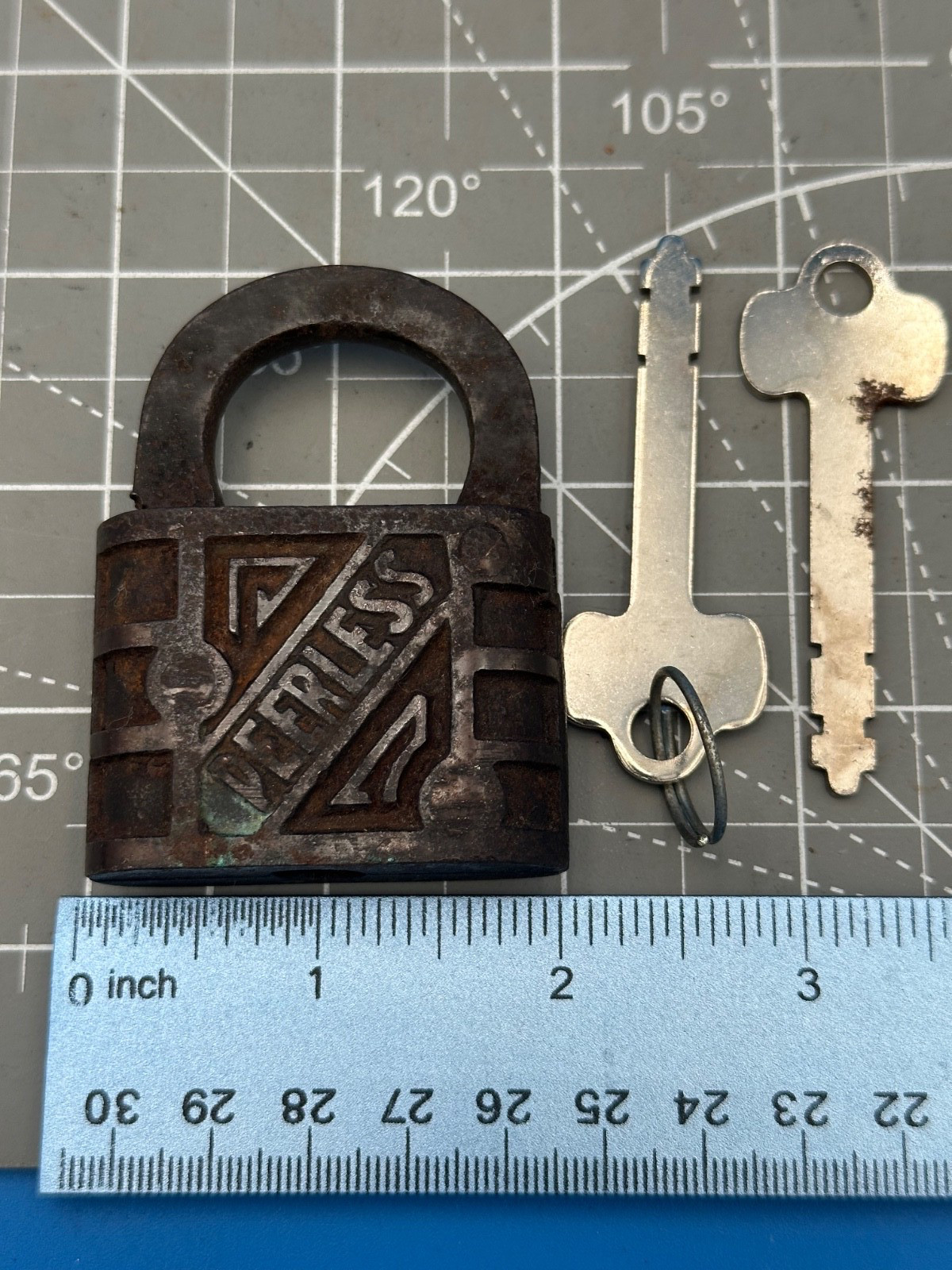 VINTAGE /ANTIQUE PEERLESS PADLOCK WITH 2 KEYS