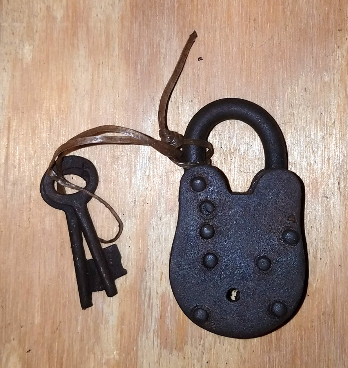 Winchester Cast Iron Working Lock With 2 Keys Rusty Antique Finish