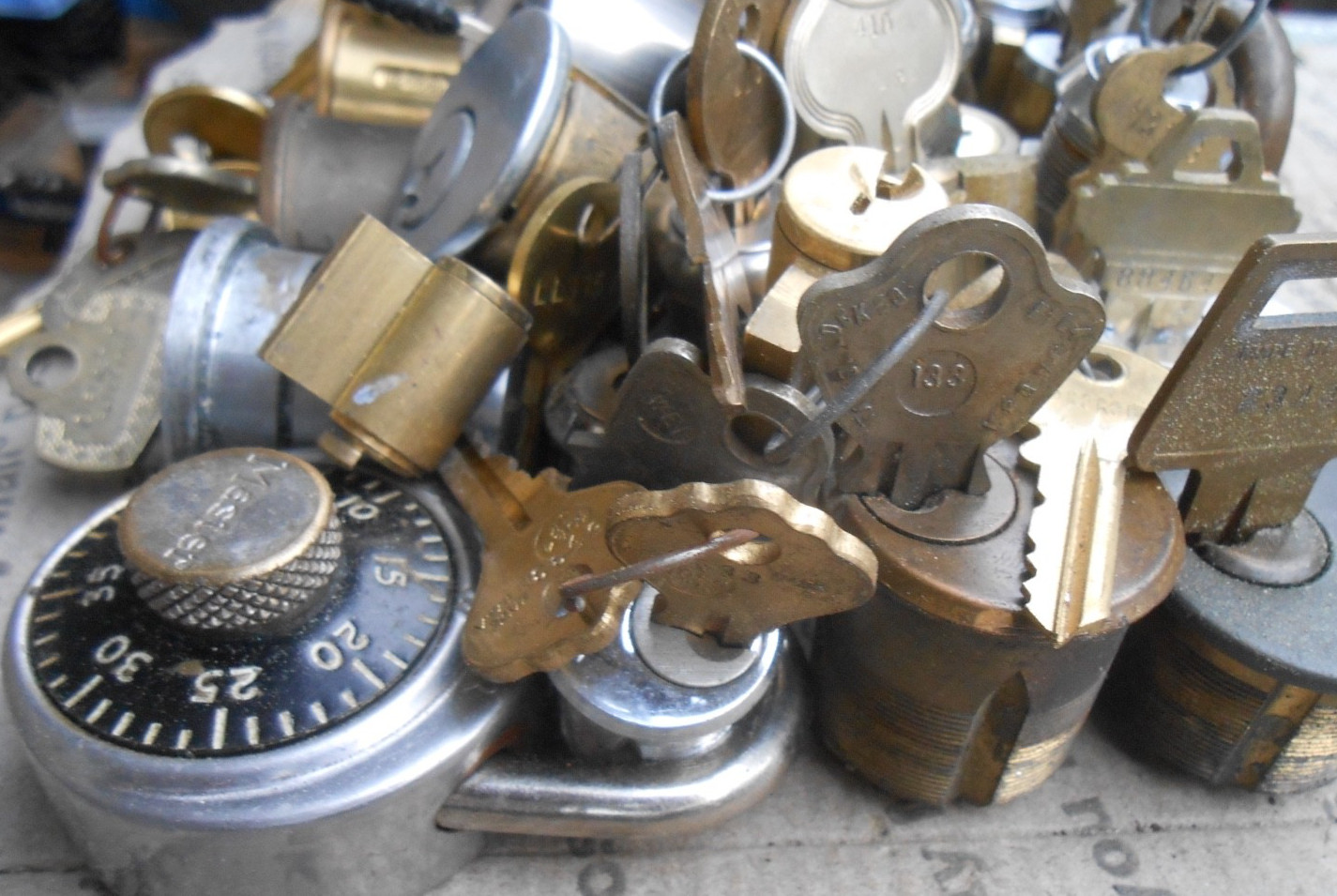 8.2 Lbs mix lot of Locks, cylinders, cam locks, parts, etc…Locksport