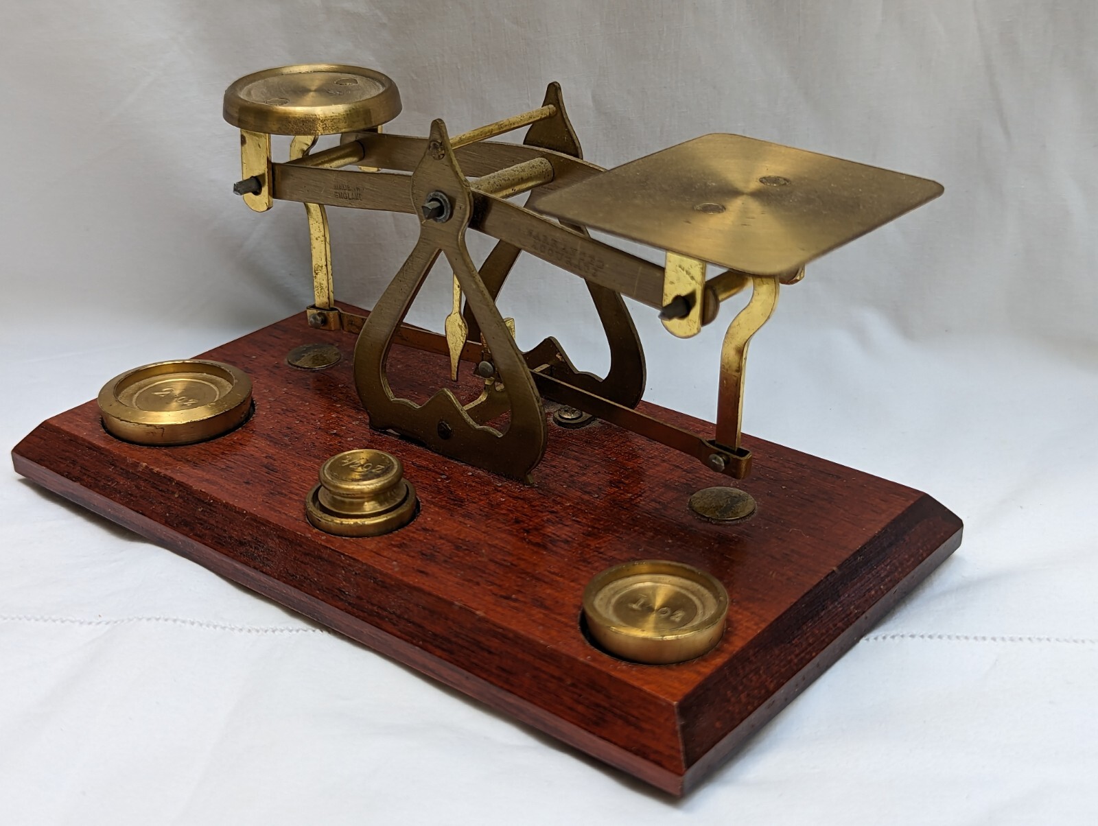VTG ENGLISH BRASS and WOOD DESKTOP POSTAGE POSTAL SCALE and 4 WEIGHTS DESK DECOR