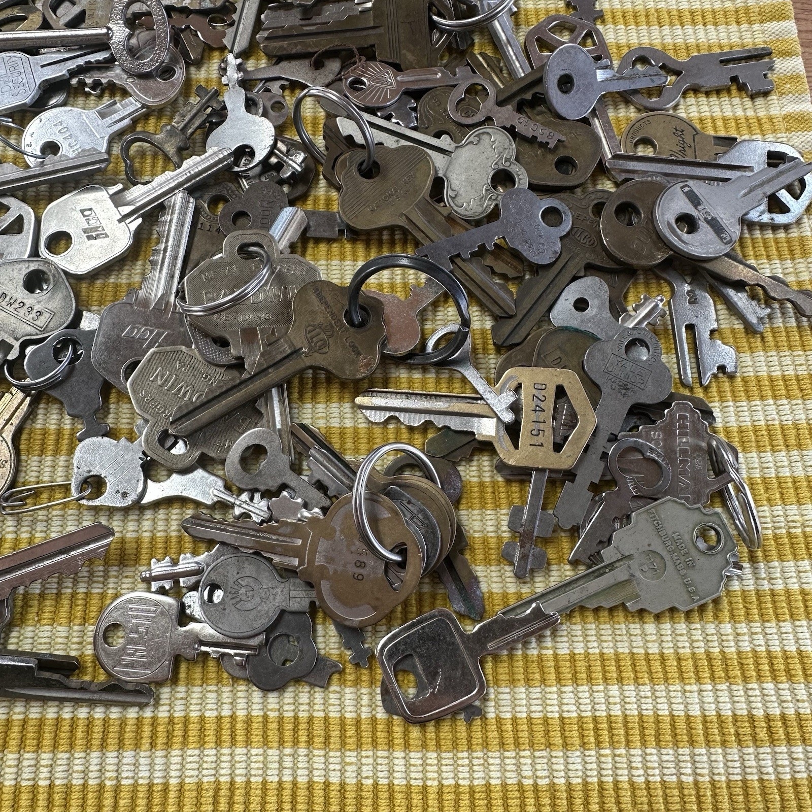 Mixed Lot of 140+ Vintage KEYS Different Sizes Gold Tone Silver tone Crafting