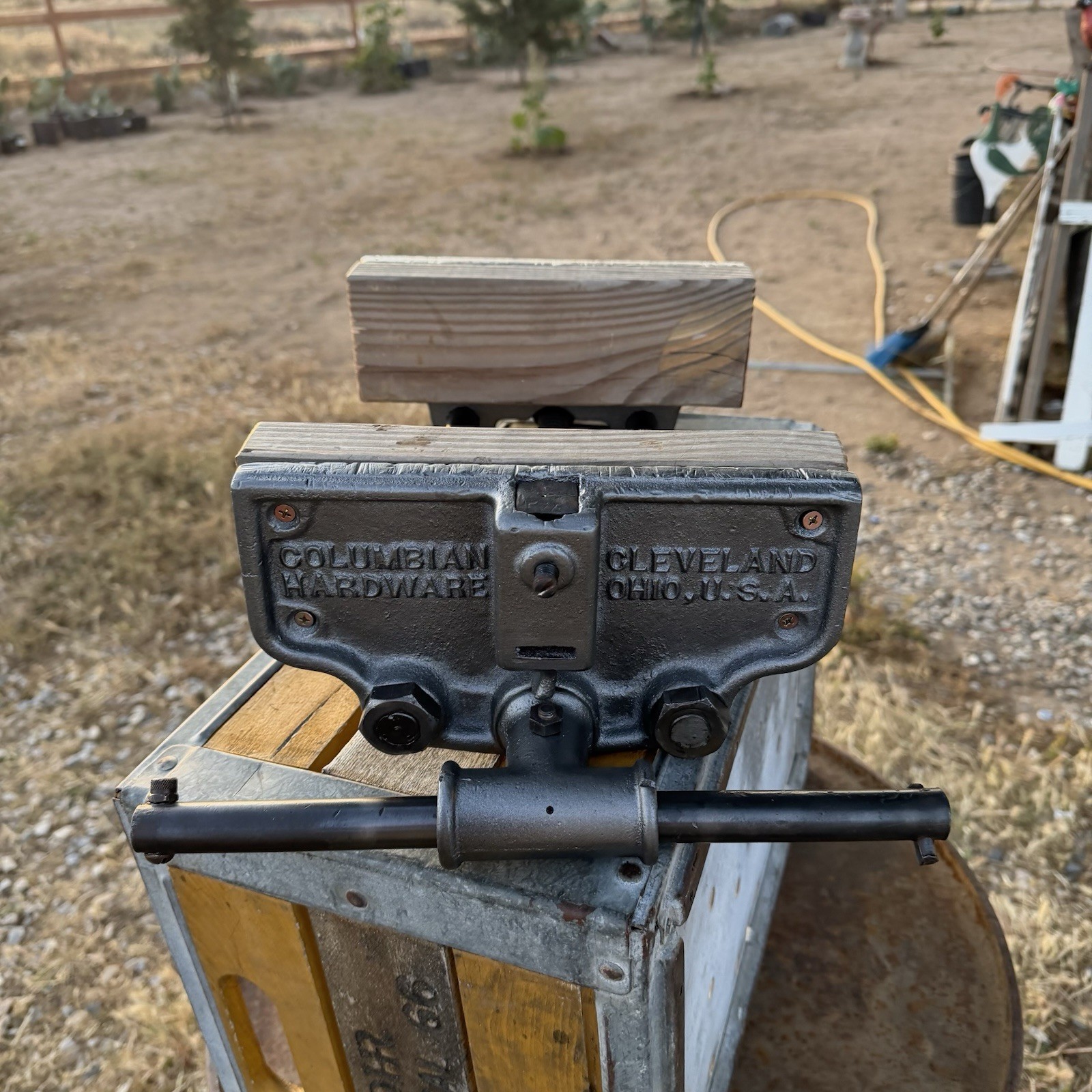 Vitage COLUMBIAN HARDWARE 10″ woodworking vise. Cast Iron CLEVELAND OHIO,USA.