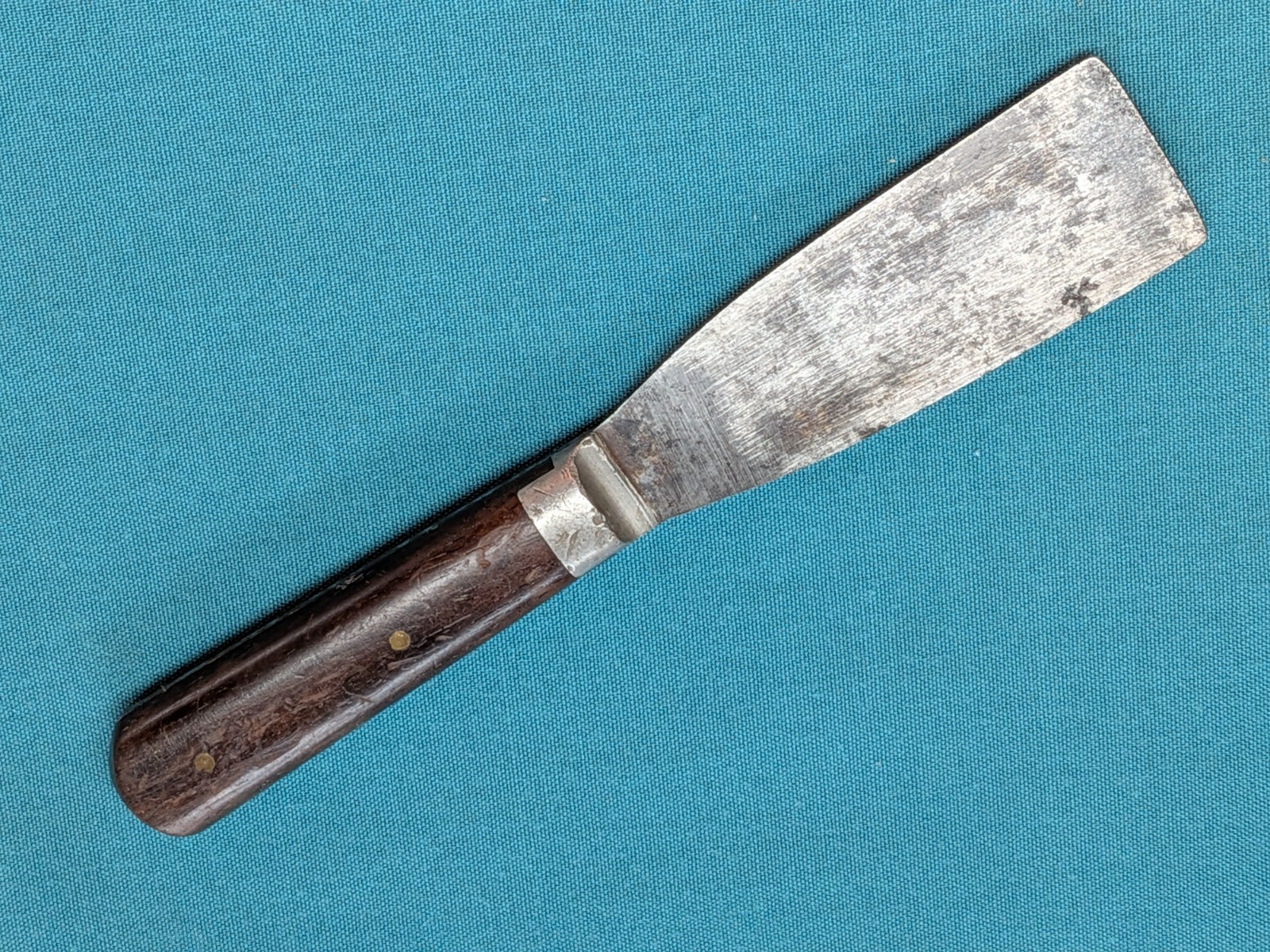 ATQ L.F.&C. 1-1/4″ Putty Knife No. 2101 Rosewood Scales Zinc Bolster – 1900-1915