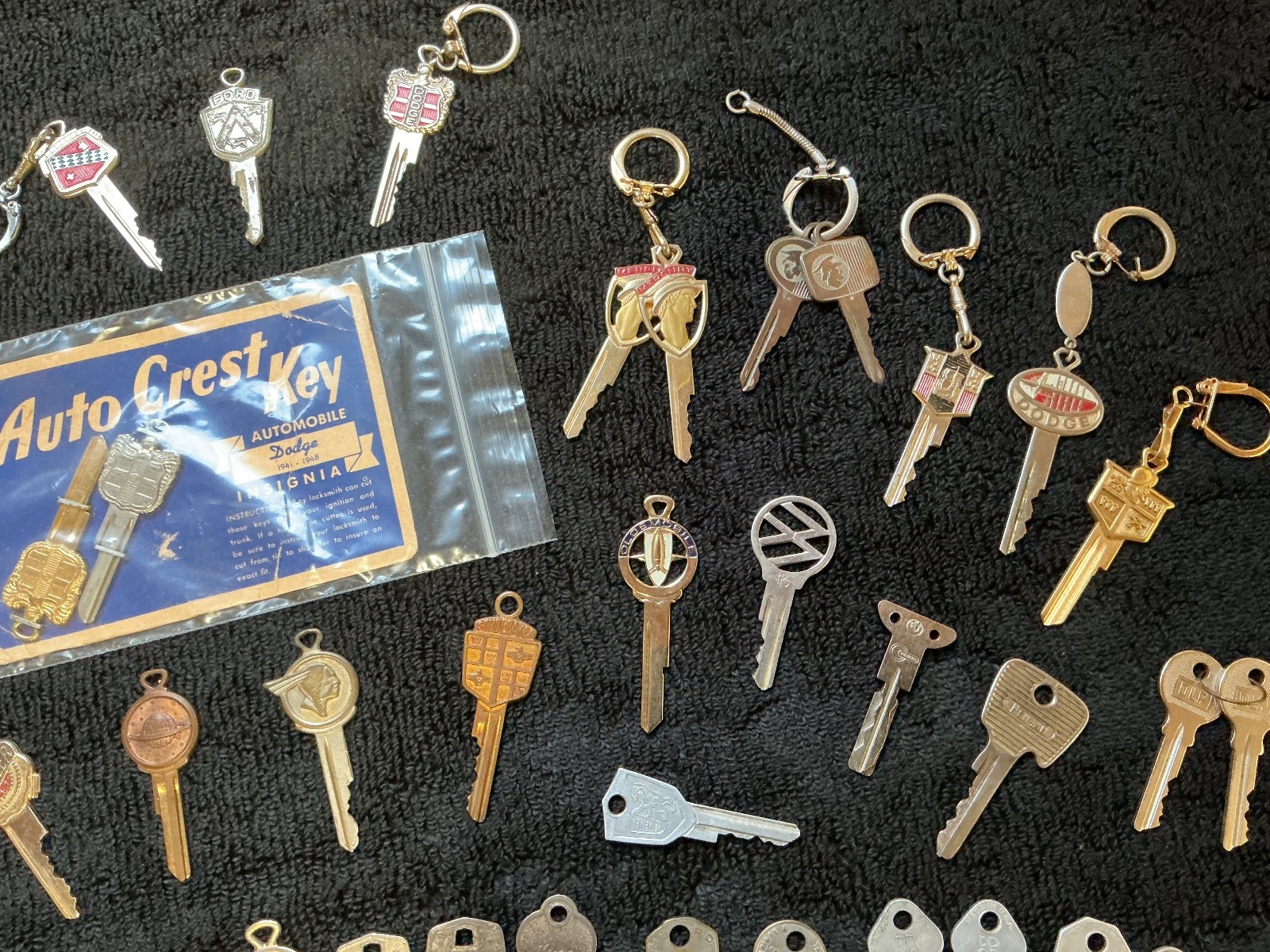 Huge lot of 70 Antique and vintage automobile keys
