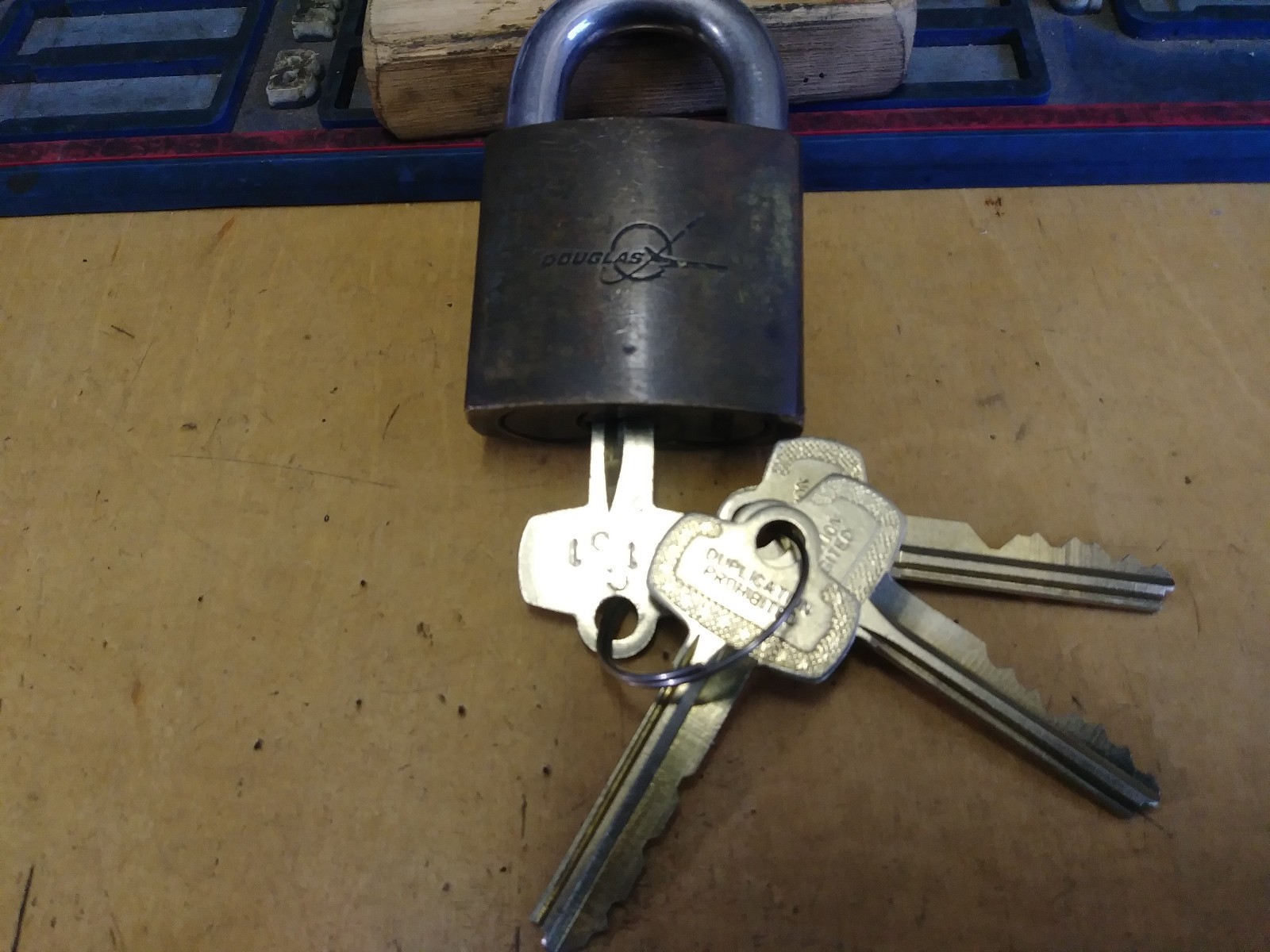 Vintage BEST Padlock DOUGLAS AIR /new keys/MASTER CONTROL 11c51