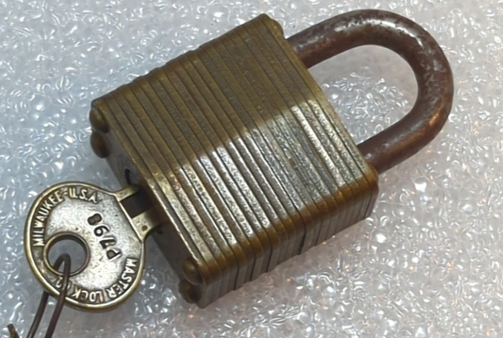Vintage No.8 Master Lock W/ Lion Key