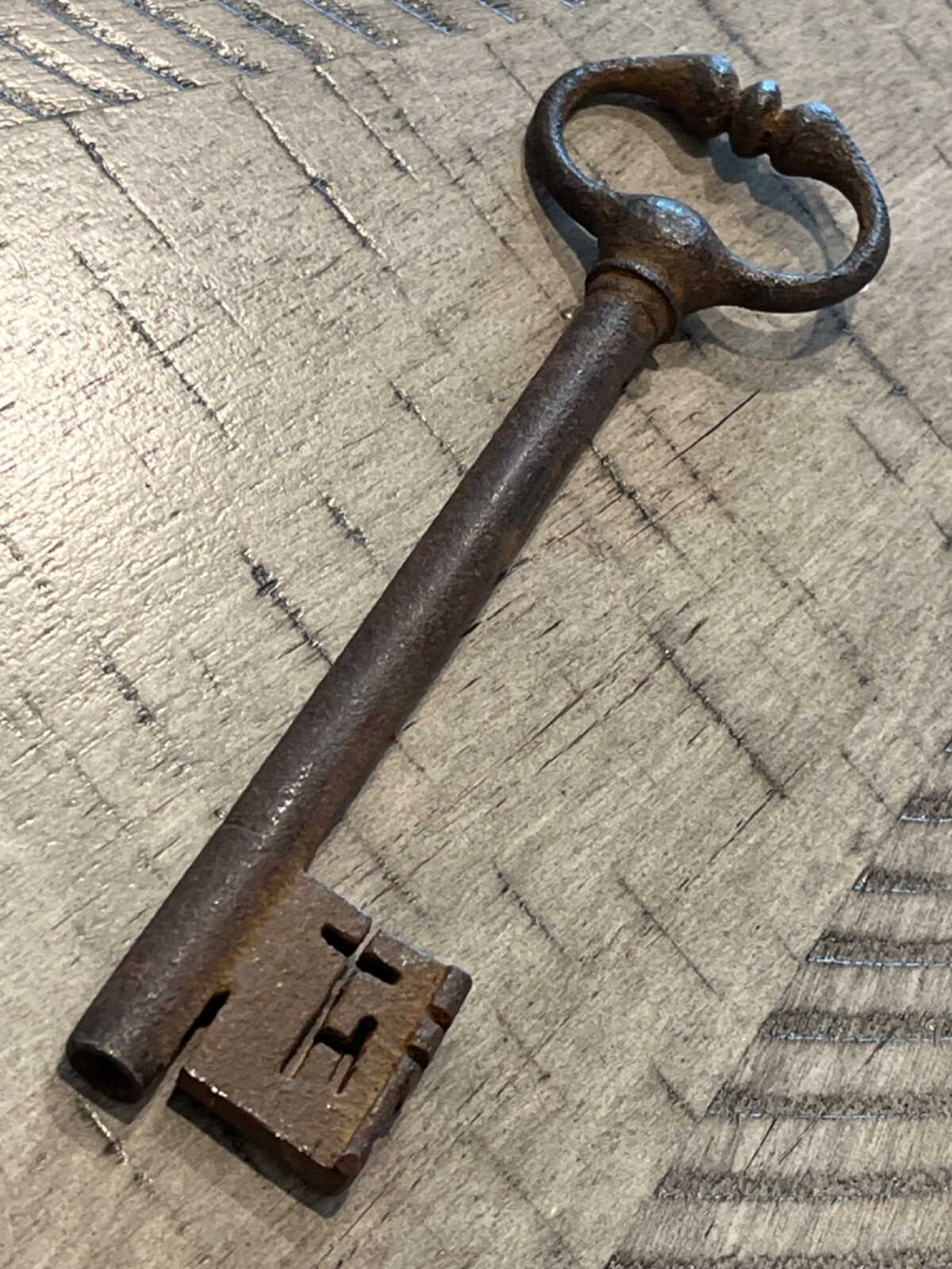 1700-1800s wrought iron chateau hollow barrel key fancy bit & bow 081024fBIZBE