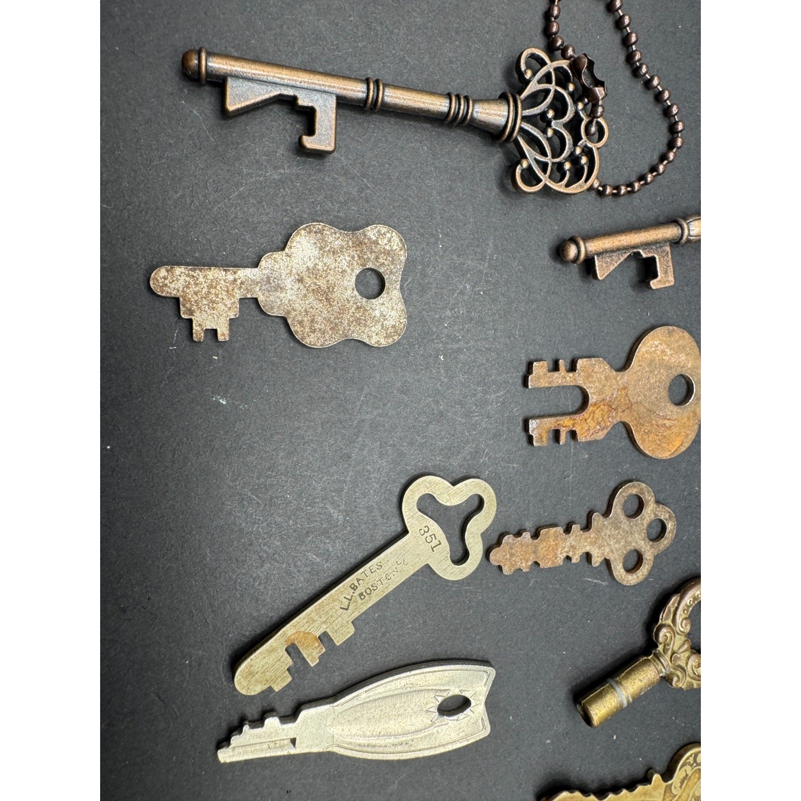 Vintage Old Look Ornate Brass Silver Tone & Gold Tone Skeleton Keys & Lock