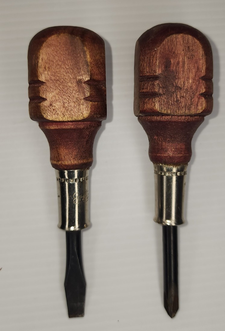 wood handle screwdriver set of (7) stubbes (2), flat tip (1), Phillips (4).