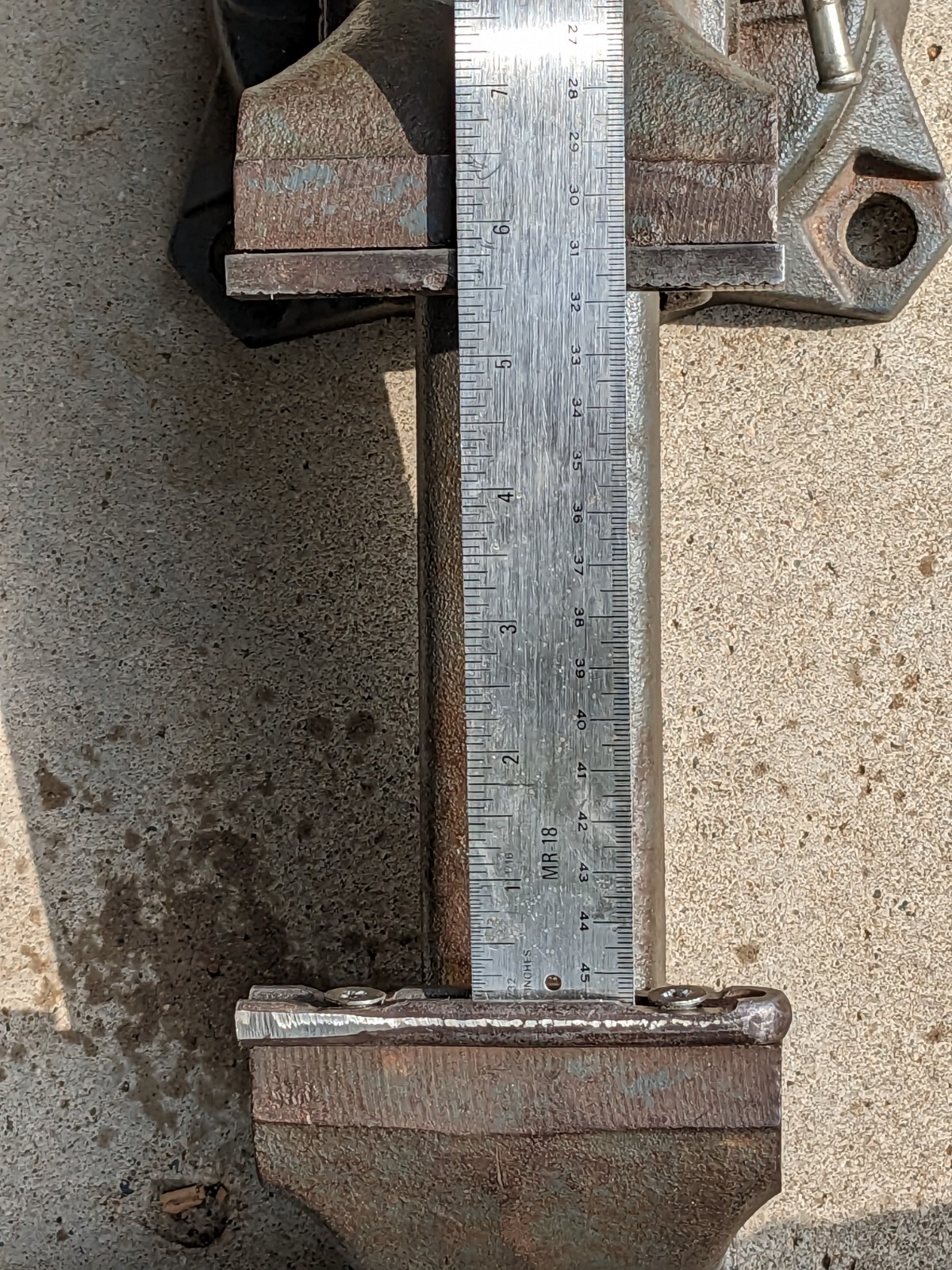Babco 140 Bench Vise 4″ Jaws Opens to 140mm or 5-1/2″ w/ Pipe Jaws Weighs 40 lbs