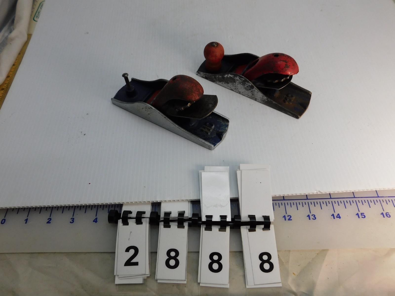 Pair Vtg Wood Planes no. 110, 6″ smooth bottom, red / blue