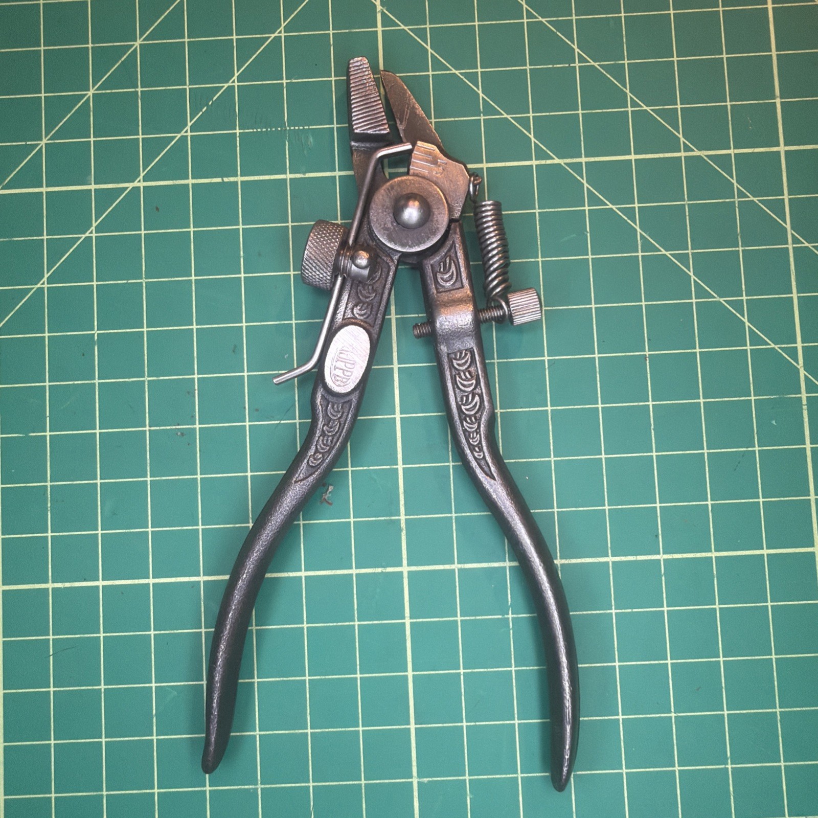 BEAUTIFUL Vintage Old Cross Cut Saw Set Gauge Pliers Tool Logging 7″ Long