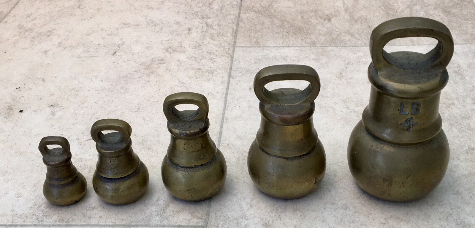 SET OF 5 VINTAGE BRASS BELL WEIGHT SET USED FOR TRADITIONAL WEIGHING 4oz – 4lb