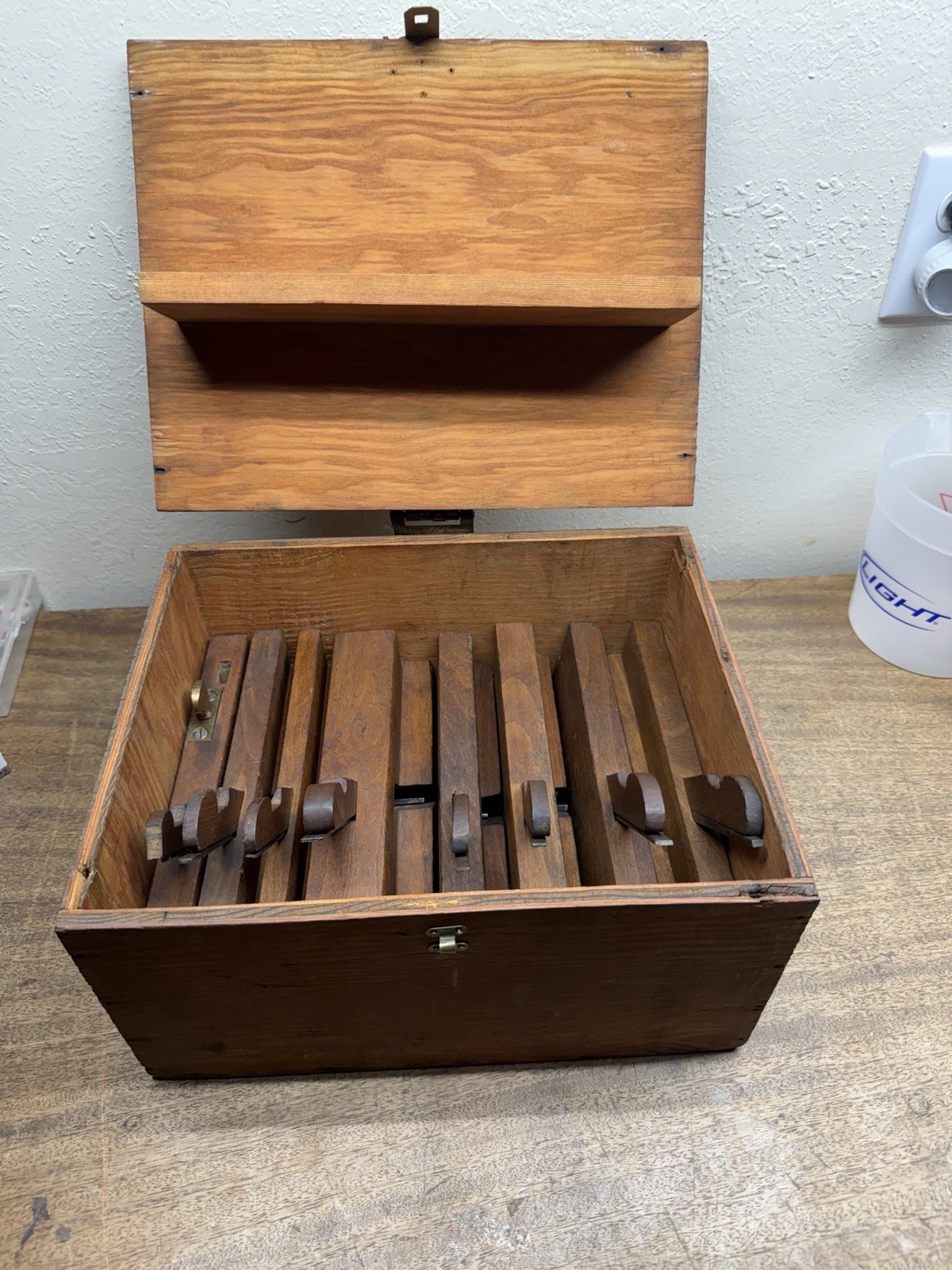 Antique Wooden Molding Planes ~ Lot of 8 in wooden Fir Plywood Box ~ 13″ X 10.25