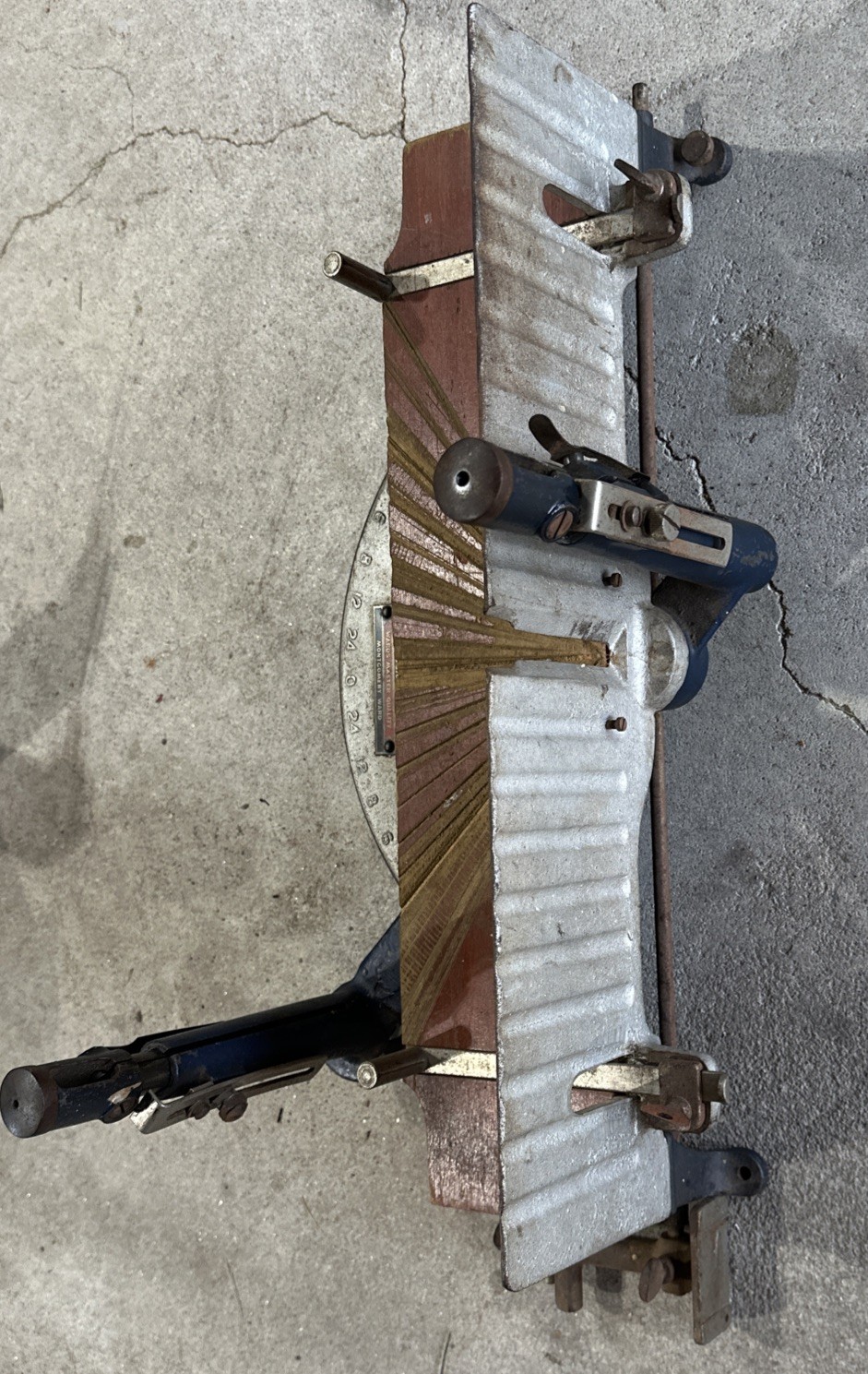 Vintage Montgomery Ward & Co. model no.484-370 Mitre Box and 26 in Saw