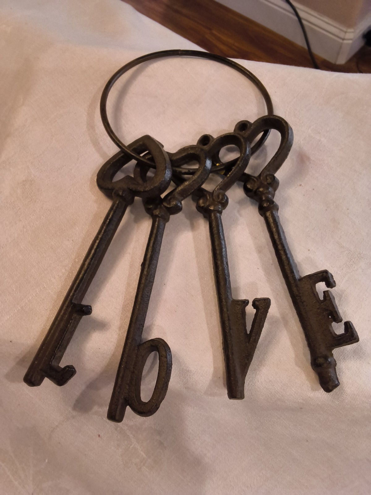 RUSTIC METAL JAILER KEYS THAT SPELL OUT “LOVE” 4 OVERSIZED KEYS ON RING DECOR M2