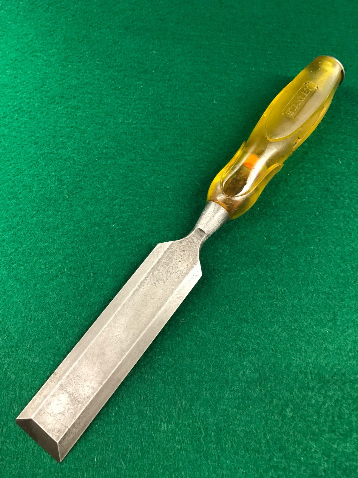 Vintage STANLEY – 1 1/4″ Bevel Edge Chisel – Celluloid Handle – England