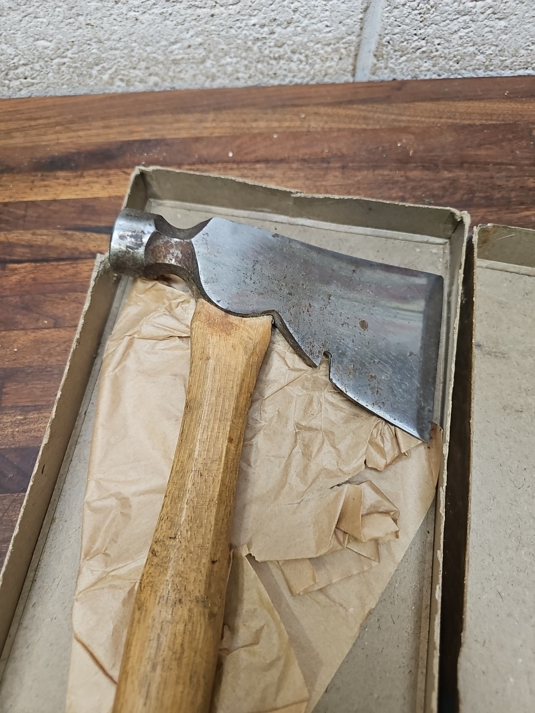 G40- Antique embossed Kelly Vanadium No. 302 HALF HATCHET in original box SIZE 2