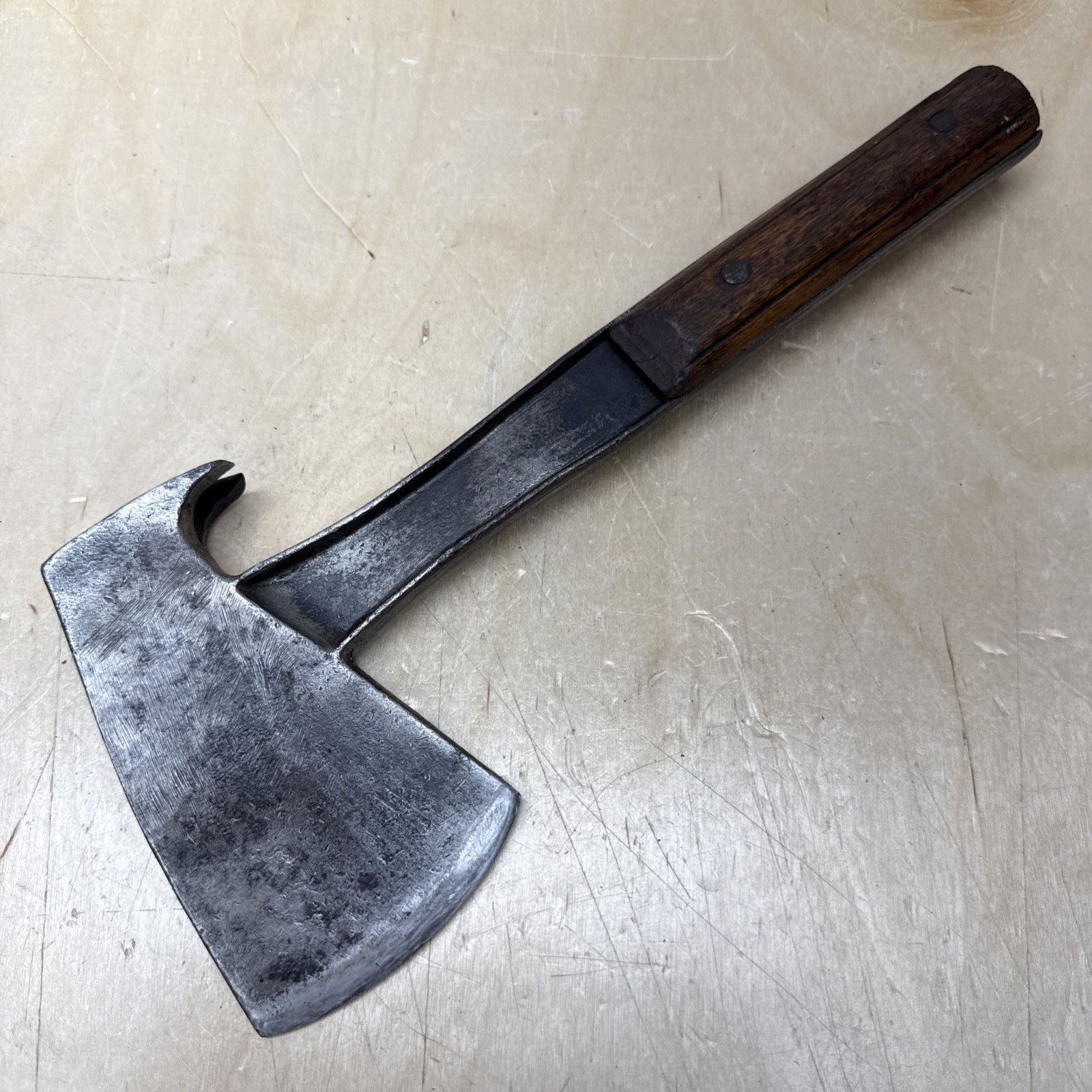 Vintage Unmarked Hatchet Nail Puller Wood Steel Shank Wood Grips 2lb 2.2oz USA