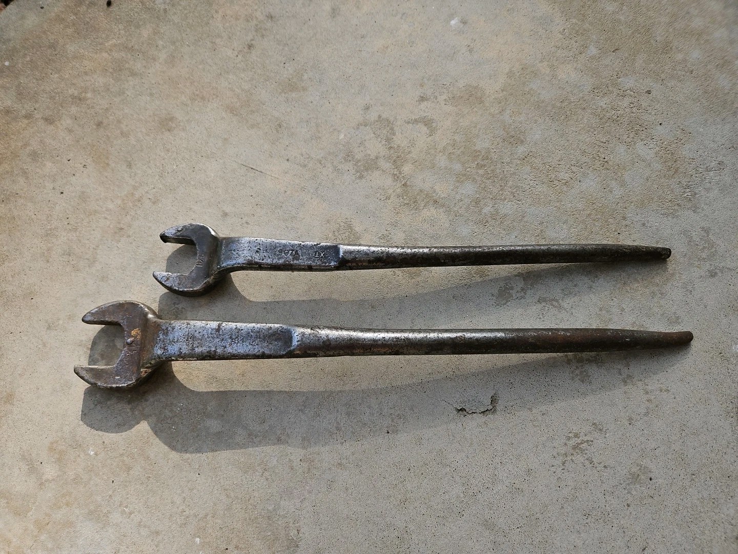 Two (2) Vintage Offset SPUD WRENCHES 1 1/8″ 907A XT and 1 3/8″ USA