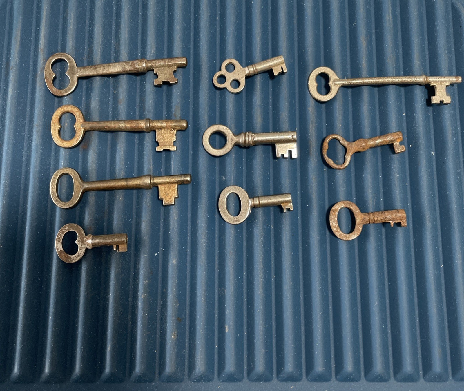 Lot of 10 used Assorted Antique/Vintage Metal Skeleton Keys Various Sizes D