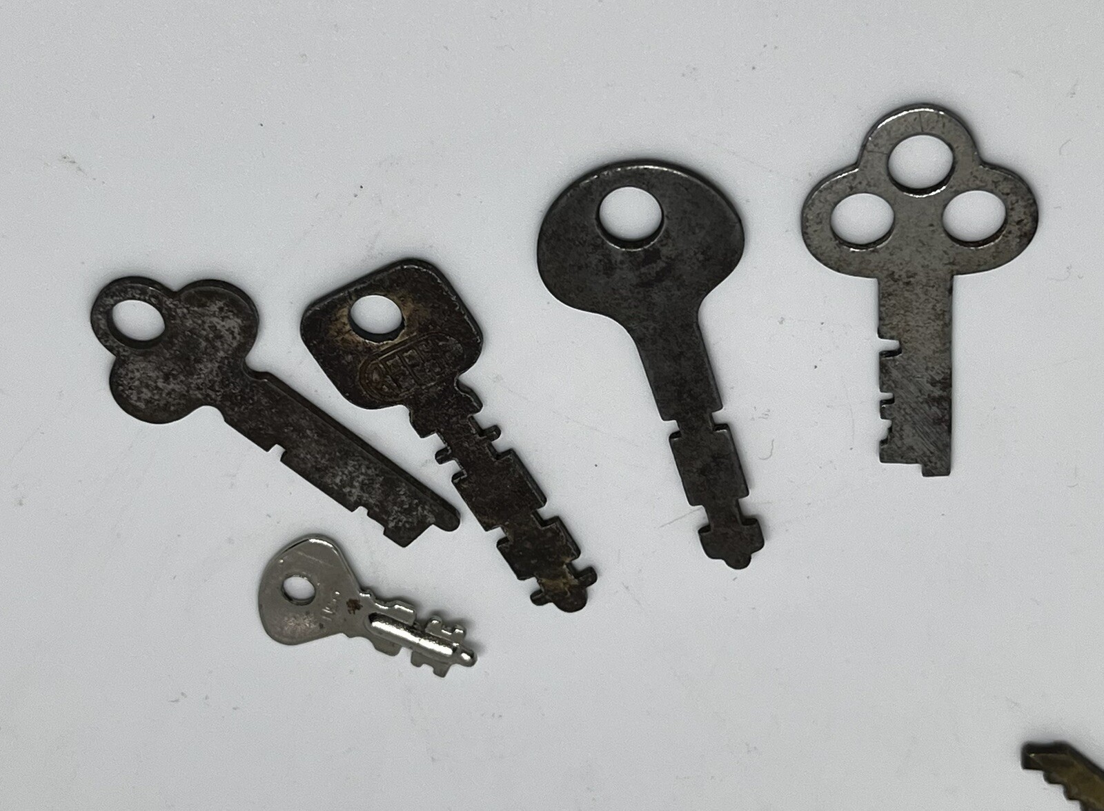 Lot Of 5 Vintage Flat Skeleton Keys