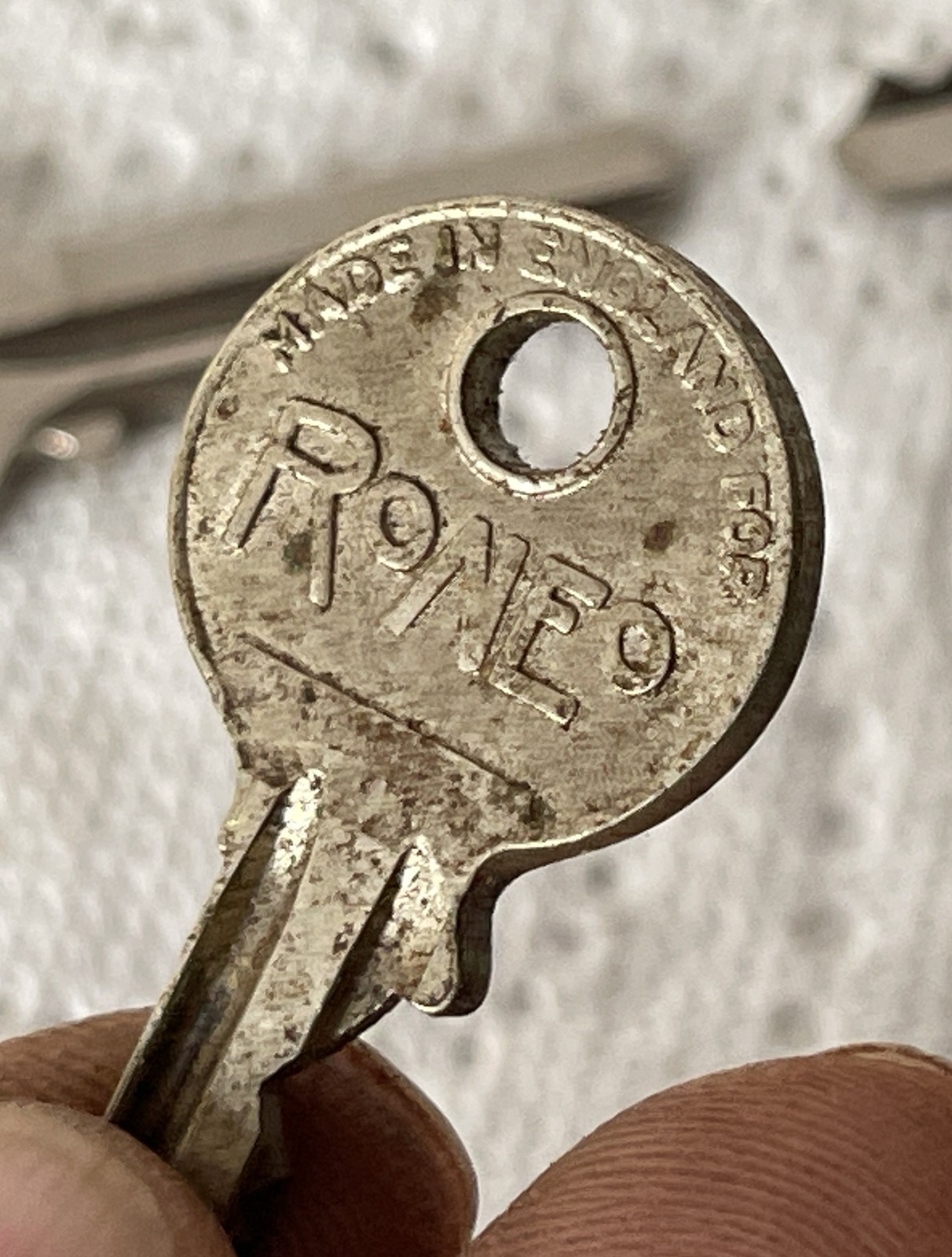 Job Lot 8 Mixed Vintage Flat Metal Keys ALL ARE YALE Branded #pG825