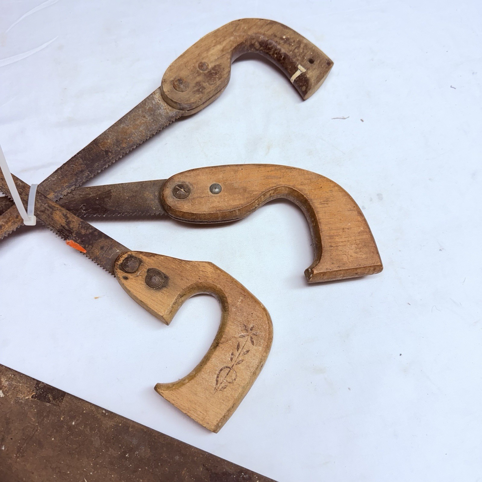 VINTAGE HANDSAW CROSSCUT KEYHOLE SAW LOT OF 4 AMISH PRUNING BLADES Wood Handle