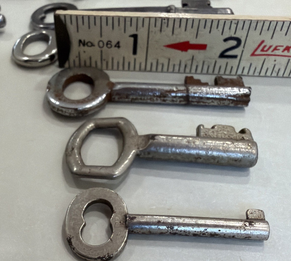 VINTAGE / ANTIQUE ASSORTMENT OF 11 SKELETON KEYS