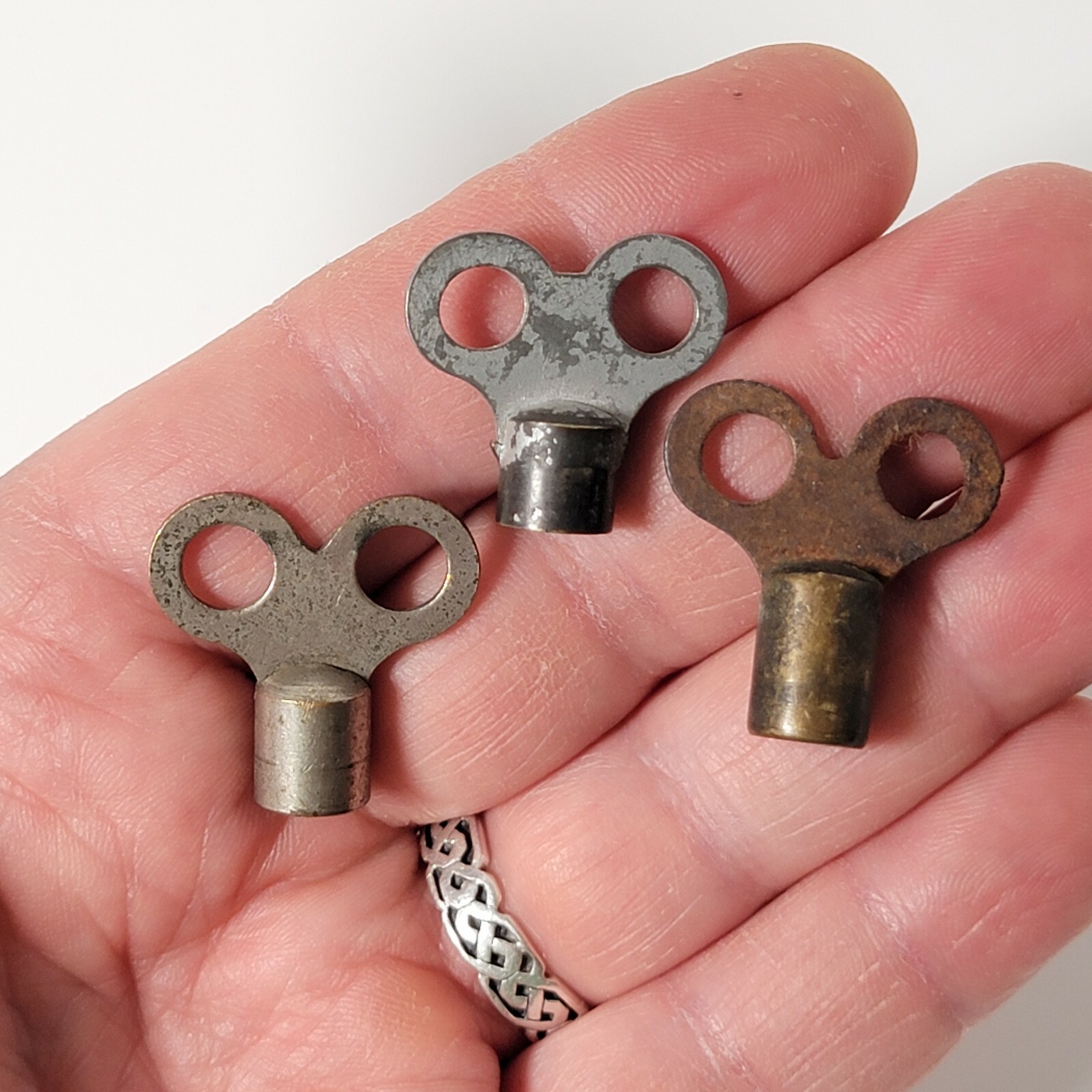 3 Small 4-5mm Square Bit Winding Keys Approx 7/8″ – 1″ Long F Size