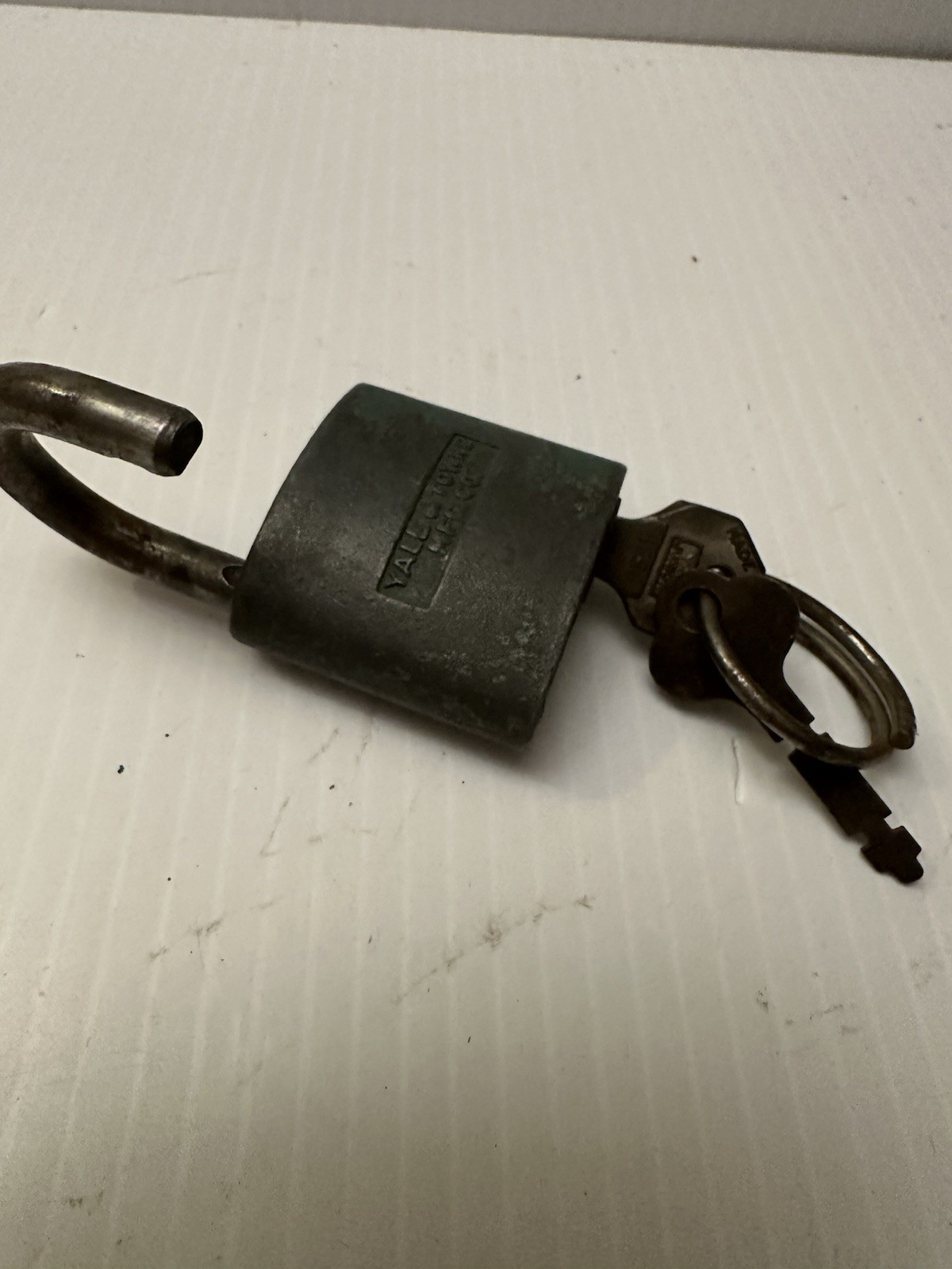 VINTAGE YALE JUNIOR DISC TUMBLER PADLOCK ORIGINAL KEY. /DWK183