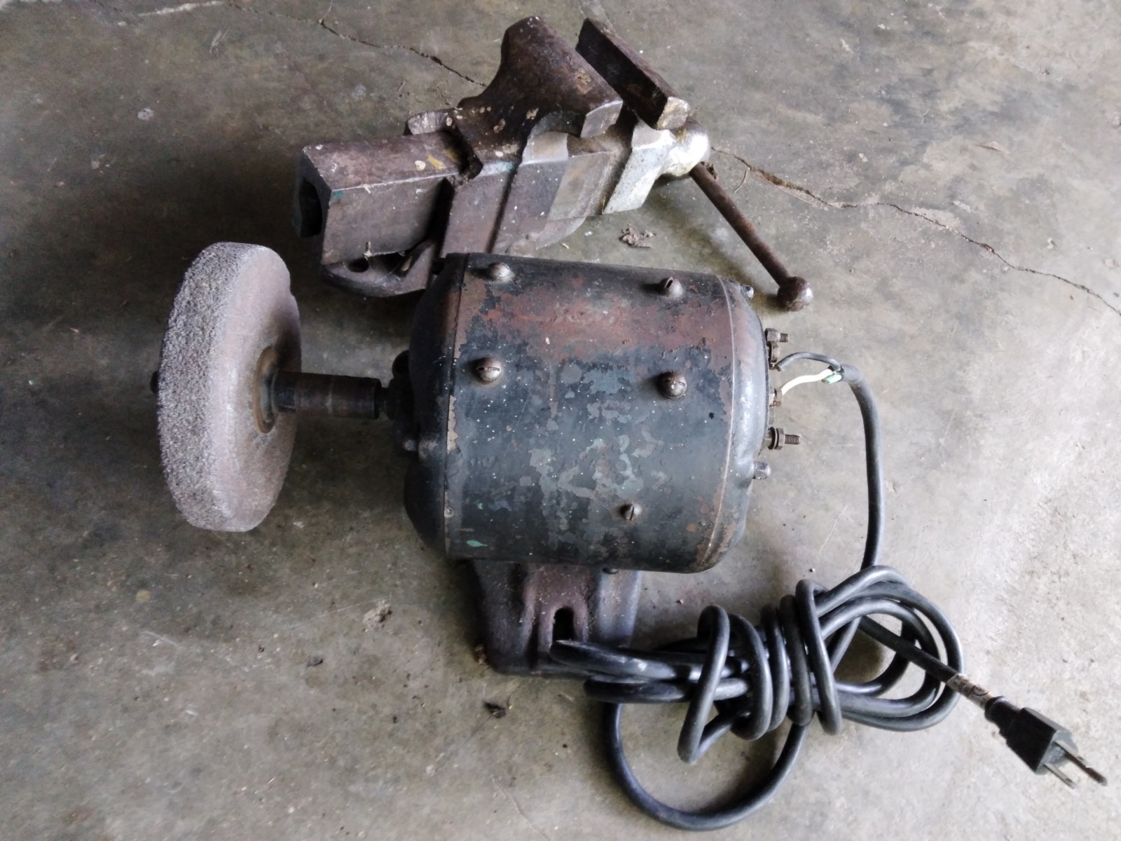 2 Pieces Vintage/Antique Delco Model 4830 Bench Grinder & Monarch Lion Head Vice