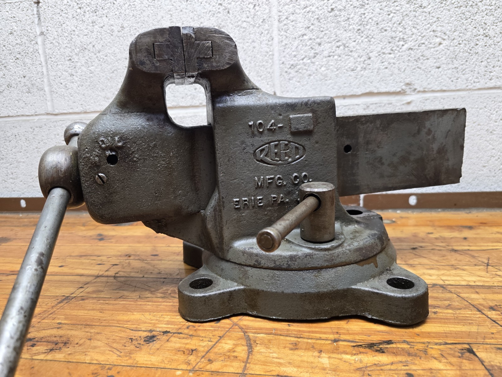 Reed Mfg. Co. No. 104 Bench Vise 4″ Jaw, Locking Swivel Base. Made in USA