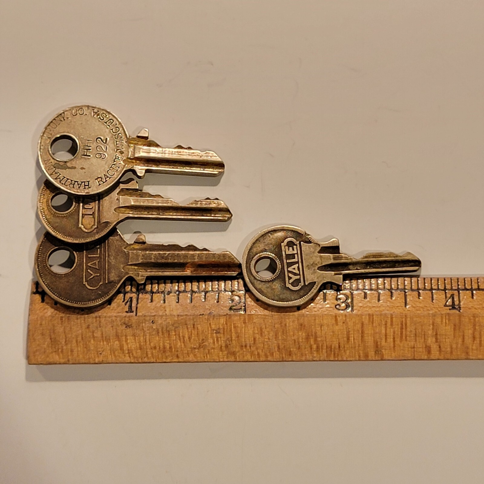 4 Vintage Security Yale Round Shape House Keys Approx 1 5/8″ – 2″ Long