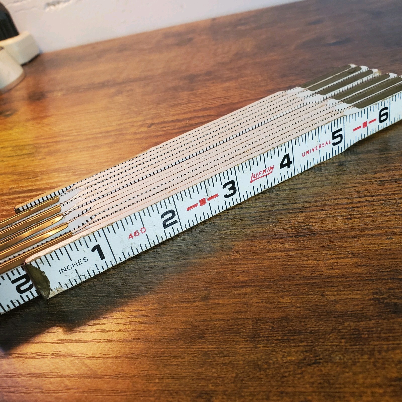 VINTAGE LUFKIN UNIVERSAL 460 WHITE WOOD FOLDING RULER 6′ 72″ with BRASS HINGES