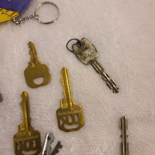 Vintage Mixed Lot Of 15+ Keys And Key Chains Of Various Sizes,Brands,Types,etc