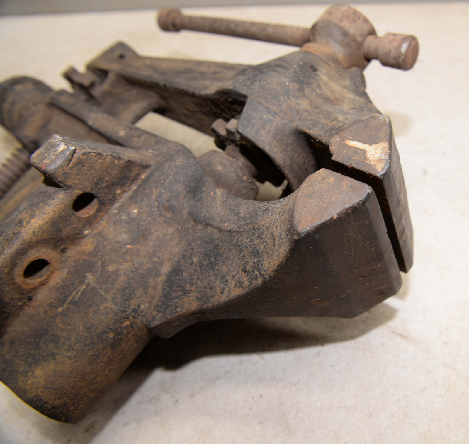 Rare Fisher & Norris Trenton blacksmith jaw chain post leg vise collectible