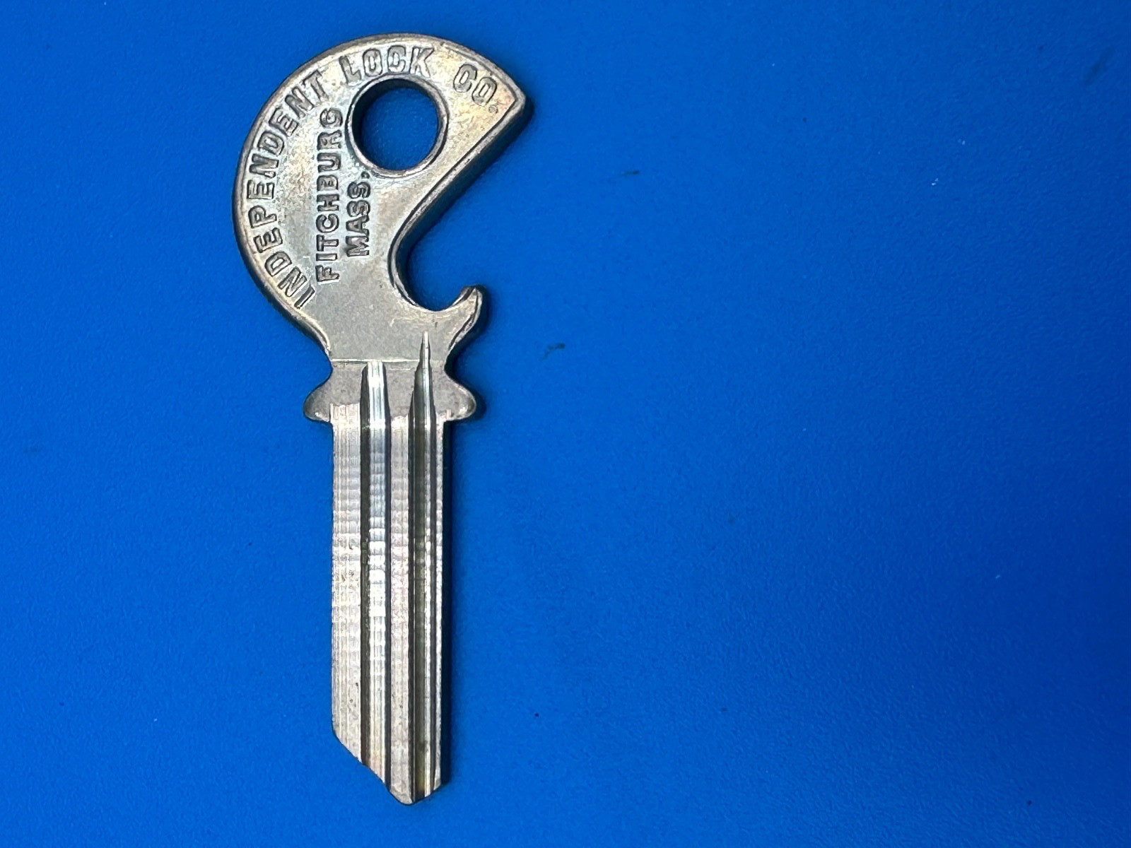 ONE VINTAGE/COLLECTIBLE UNIQUELY SHAPED YALE KEY BLANK, 998VC