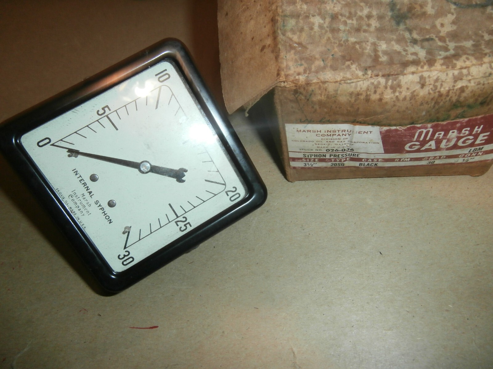 Vintage Marsh Syphon Pressure Square Gauge 3 1/2″ 20SQ Black 30lb 1/2″ MIP