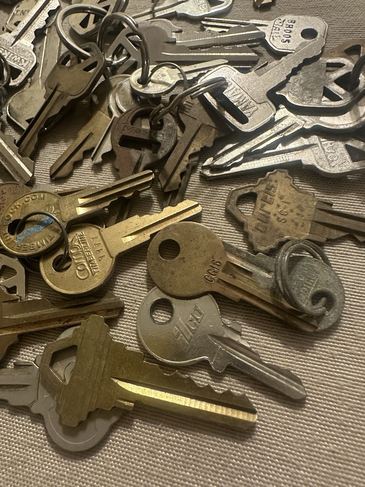 1 Pound Lot Of Mixed Vintage Keys SEE PICTURES! ! ! [B]