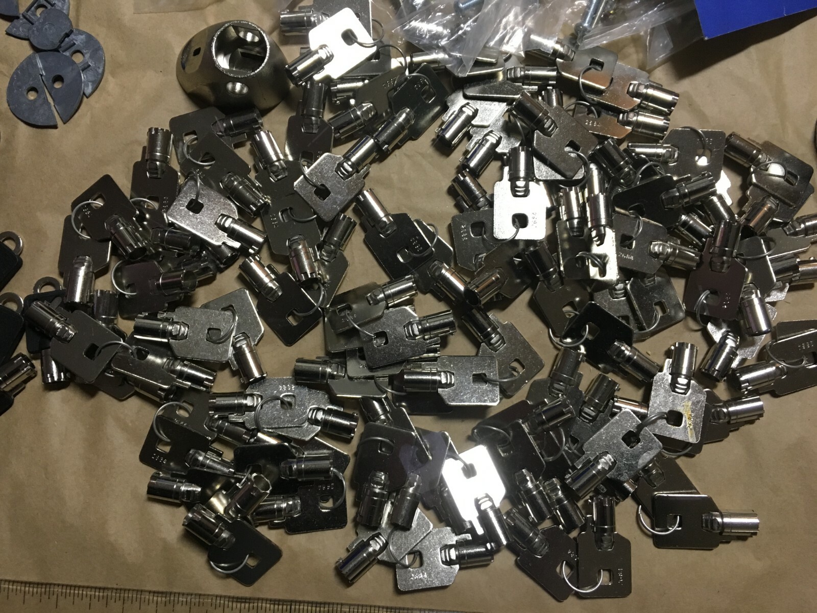 Lge. Quantity of assorted Kensington keys with some locks and assorted parts