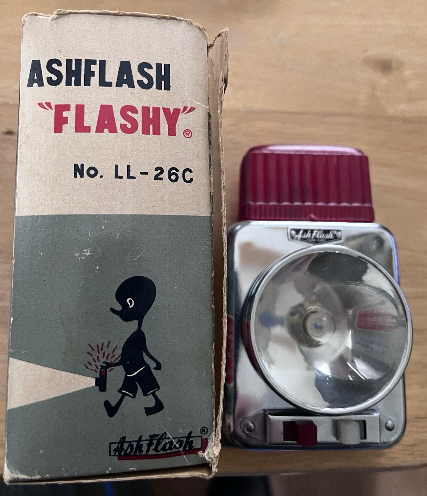 LL-26C Ash Flash Ashflash Flashy Lantern Style Flashlight Made In Hong Kong NOS!