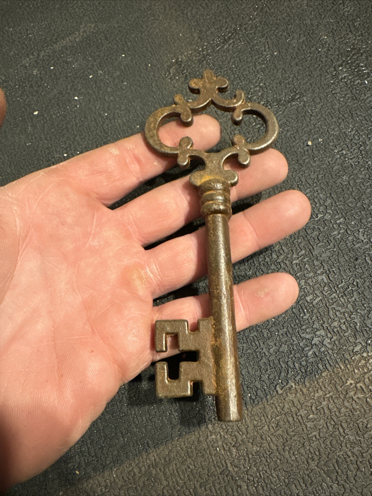 Victorian Key Cathedral Door Iron Skeleton Patina Collector Paperweight METAL