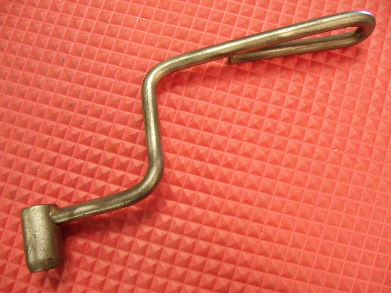 VINTAGE “WALDEN WORCHESTER’ #5810 5/8” 6 POINT SOCKET WITH FORMED ROD HANDLE