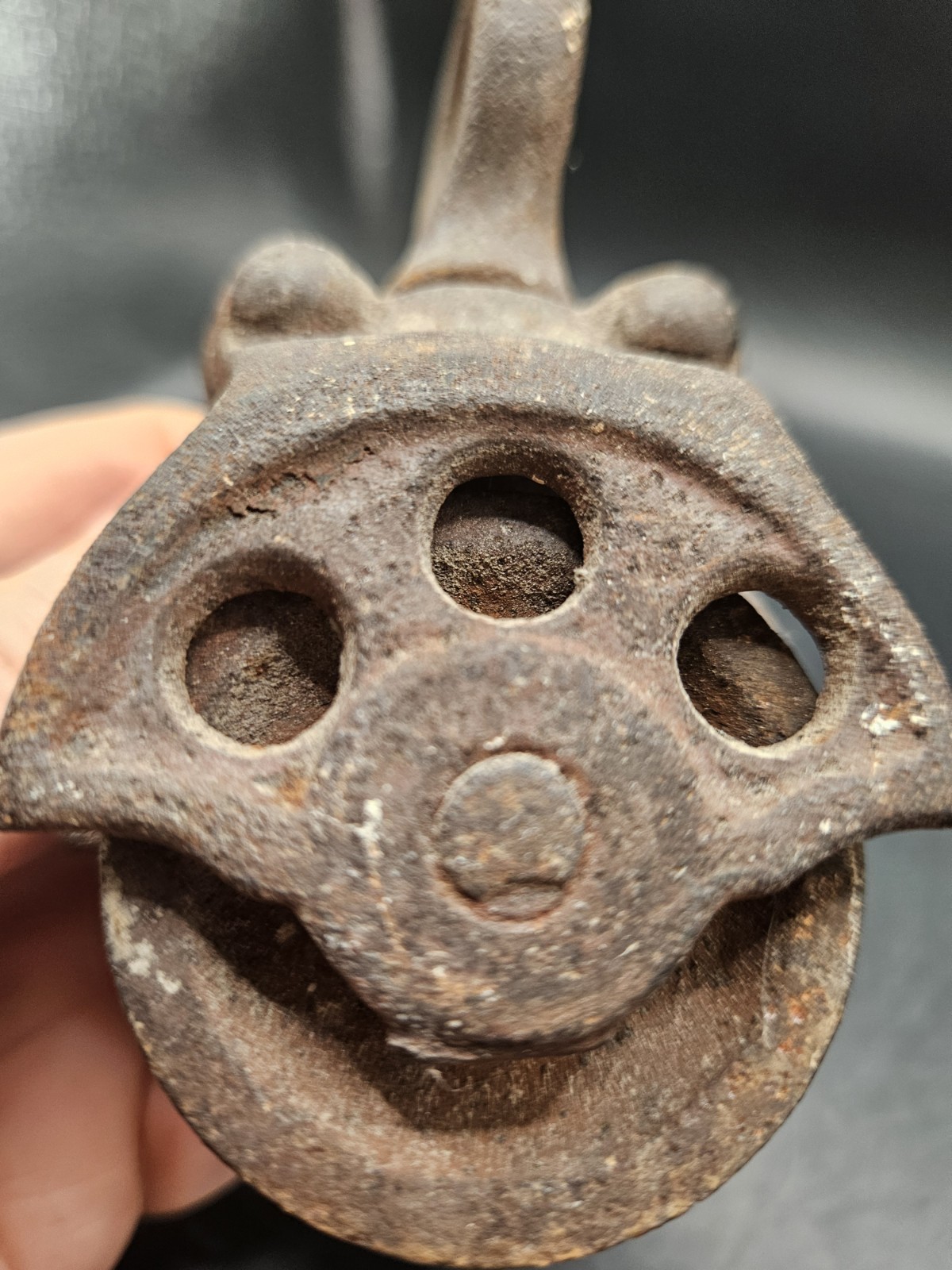 VINTAGE CAST IRON DOUBLE WHEEL FARM/WELL/BARN PULLEY