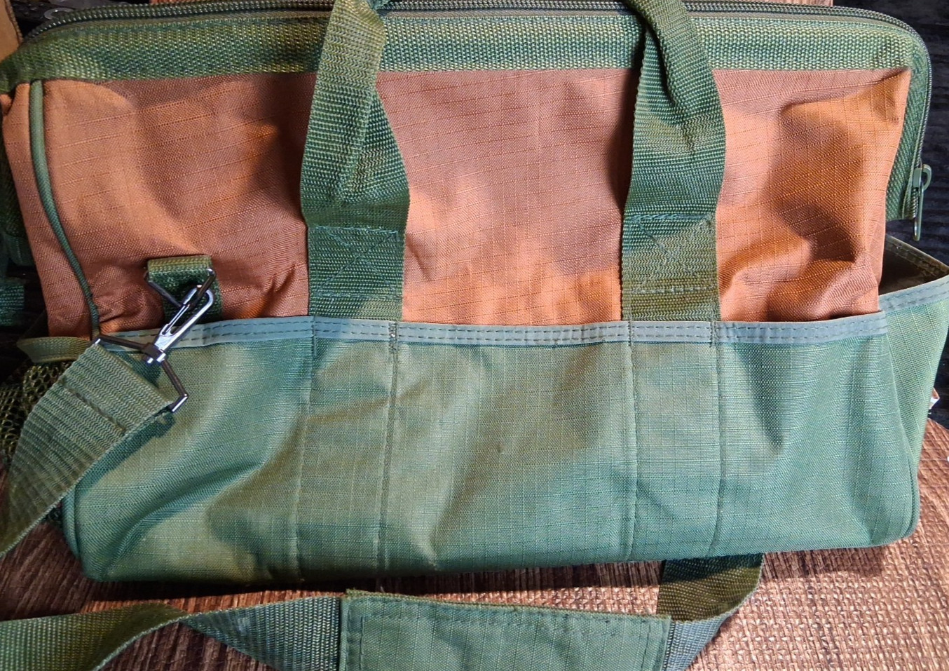Bucket Boss GateMouth Green & Brown 20″ EUC