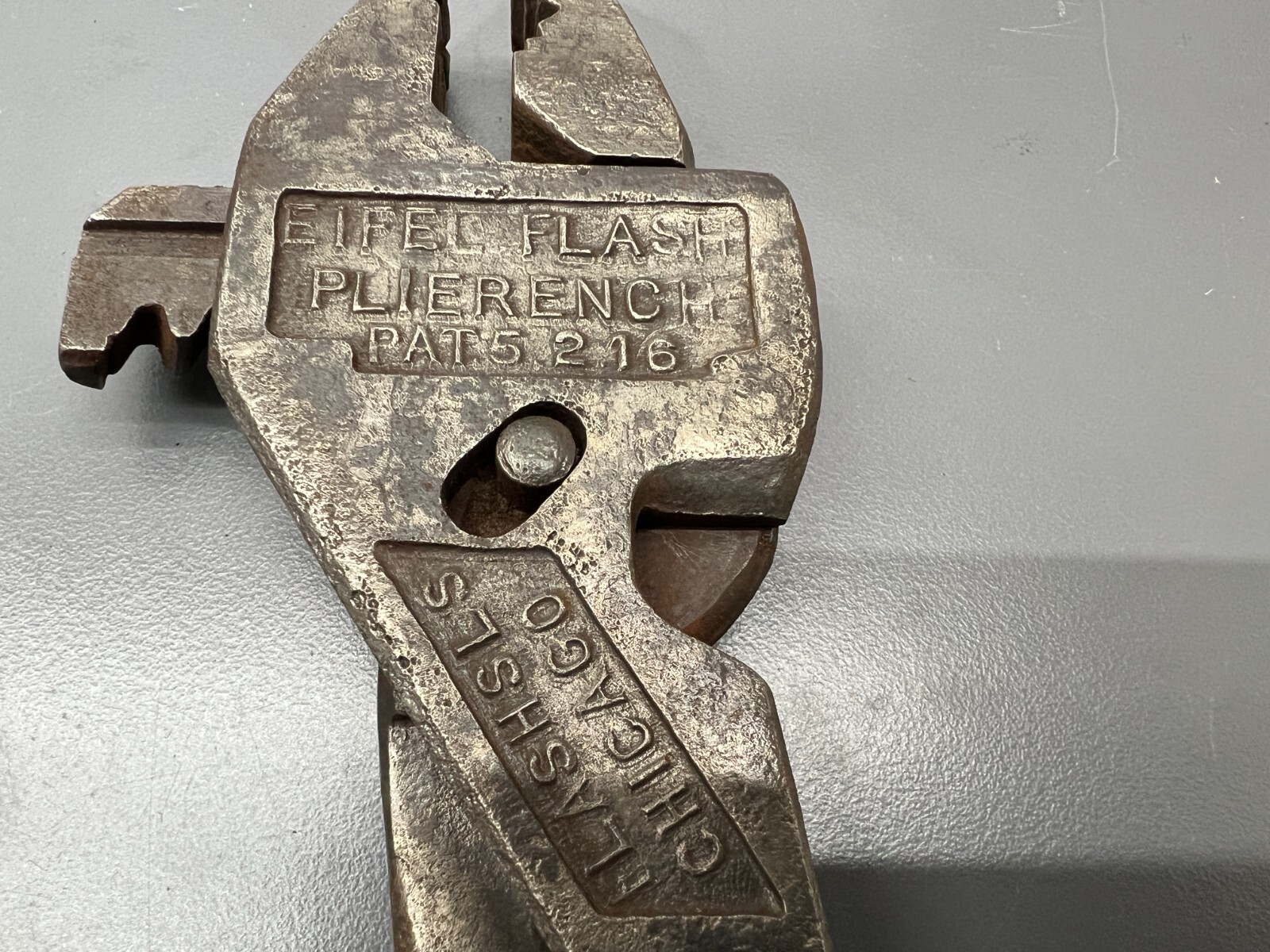 (G) VINTAGE ANTIQUE EIFEL FLASH PLIERENCH FLASHSLS CHICAGO CIRCA 1916 VGC USA